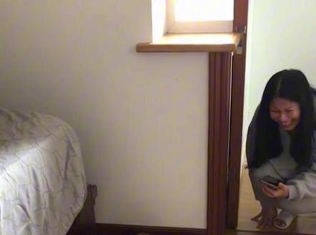 刘咪咪从床上掉下来,被突然来的3D地洞地毯吓得惊慌失措,尴尬#搞笑猫咪 #猫咪应激反应#猫咪的迷惑行为 #萌宠出道计划