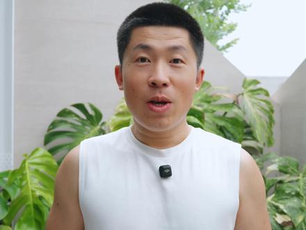 龟背竹叶片如何快速长大 龟背竹如何才能拥有大叶片
这一定是养龟的朋友都想知道的
今天我们不讲环境因素
什么光照啊 肥料
我们换个角度
从龟背竹的生理构成上来看
可能对于很多朋友来讲是更好理解的
我这颗长黄之前在室内
养得不是很好
叶片没怎么长大
搬到户外来之后
生长速度快了很多
叶片也越来越大
如果仔细观察一下
就会发现不光是叶片长大了
茎也变粗了不少
并且新生出了很多气生根
都扎进了攀爬柱的基质里
有相当一部分朋友是更喜欢短茎龟的
为什么
因为短茎龟株型紧凑
叶片大
为什么叶片大
大家如果对比一下叶片
数量相当的长颈龟和短茎龟
就会发现短茎龟的叶片通常会大很多
并且
短茎龟的茎要粗非常多
还有短茎龟因为通常都是匍匐横向
生长的
更易生出较多的气生根
气生根也更容易扎进土里
那我们是否可以得出一个初步结论
龟背竹的叶片大小与茎的粗度
以及气生根的数量
尤其是扎进土里的气生根数量成正相关
与茎的长度成负相关
仔细一想就发现其实很有道理
首先茎杆的作用主要有两个
第一是作为养分水分运输的管道
主要是维管束的发育
我们生物课都学过的
导管筛管
木质部和韧皮部
他们来负责运输水分无机盐
和各类营养物质
茎杆越粗运输能力就越强
它决定了输送到叶片的营养物质的上限
第二个作用是支撑
叶片越大
越需要强壮的茎杆来抵御风雨
避免折断
所以当茎杆很细弱的时候
植物是会有一些负反馈的机制的
会避免叶片太大
来降低折断的风险
此外茎杆还可以作为临时的储能场所
在短期的环境波动下
提供养分和水分
来维持叶片的正常生长
茎很细可能稍微缺点水
就会影响叶片的发育了
气生根本来就是吸收水分养分的
气生根越多
扎进土里的越多
吸收的就越多
叶片就越大
并且气生根数量也是和茎杆粗细成正相关的
只有茎越粗
才能长出越多的气生根
最后就是茎的长度
首先茎的生长也是需要大量的能量的
光去长茎了
肯定分给叶片的就少
所以如果我们想要叶片更大
可以尝试让茎更粗
让气生根更多
并且都扎进土里
让茎节更短
获得更好的支撑
拥有更多的养分来发育叶片
这个时候就能体现出攀爬柱的作用的
我们施肥的时候
同时给柱子里的基质也施肥
其中所蕴含的钾可以通过
扎进去的气生根
直接运送到对应的茎杆
帮助茎杆发育
茎杆越来越粗
#龟背竹 #龟背竹养护 #龟背竹盆栽
#绿植 #爱生活爱养花