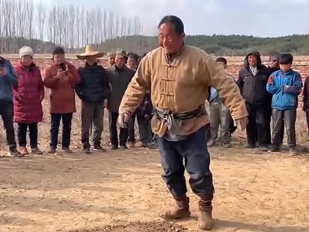 土遁术,耕地真好用。#农村趣事 #危险动作请勿模仿