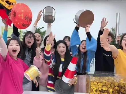 捞多少拿多少,哈哈七七太惨了 #搞笑 #办公室游戏