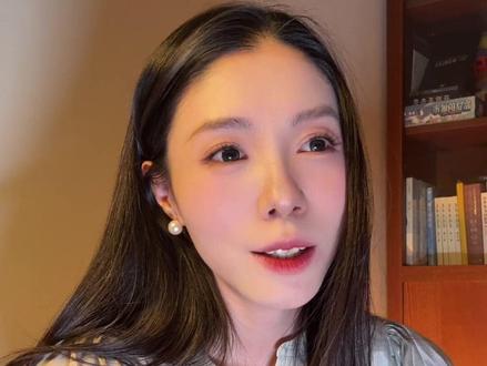 40分钟精读 | 乖学生被兄弟震碎三观,人到底如何成为自己 名著精读的黑塞系列来啦!上次是《悉达多》这次我们来讲《德米安》~
我们常常想自己未来的图景,梦想自己可能成为的人物,诗人、先知或画家?这些都一无是处。我来,不为写诗,不为预言,不为作画。不仅是我,任何人都不为此而来。成为什么,不过是存在的附属。人只有一个使命:走向自我。无论他最终成为诗人还是疯子,先知还是罪犯——这不是他的职责,毫不重要。他的职责是发现自己的命运,不是别人的命运,是彻底而不屈地活出自己的命运。其他任何道路都不完整,都是企图逃避,是逃回大众的理想中,是对内心的恐惧。
#抖音知识年终大赏 #青年创作者成长计划 #听书 #黑塞 #名著