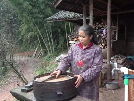 王四爸妈用农村传统方法做臭豆腐,方法简单明了,十几天就能长毛