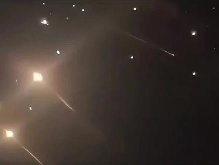 以色列空中出现漫天火光,伊朗罕见发射集束式弹头,看来德黑兰这次真急了