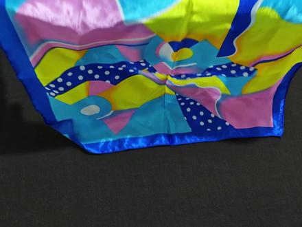 一条闲置的小方丝巾,对角打出四个褶子一缝,洋气漂亮挡风又暖和