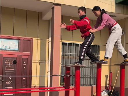 最后一步太丝滑了!19岁姐姐带着10岁弟弟练舞狮,梅花桩上翻飞腾跃,身姿灵动、配合默契。为姐弟俩点赞!#文化中国行 @陕西大荔释常龙醒狮队《培训基地》