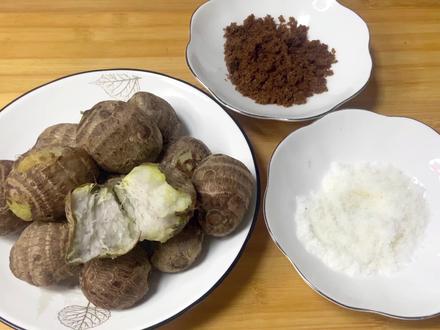 秋天正是吃芋头的季节,蒸熟的芋头蘸糖吃软糯香甜,十分美味