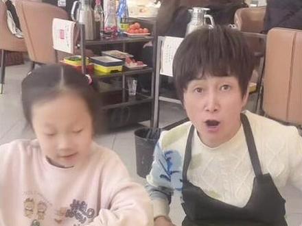 幸福的甘二妹和甘大妮,奶奶还没吃饱饭就来陪她们玩#记录真实生活 #传递正能量让世界充满爱 #寻亲 @甘宇翼老婆