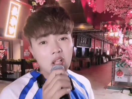 《女朋友结婚了新郎却不是我》只是投入的唱歌给大家听,家人们不要有代入感哈。@户外唱歌磊 @小磊很乖 #1198宝藏男孩#唱歌给你听