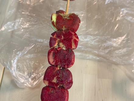 #扁糖葫芦 #冰糖葫芦 #扁冰糖葫芦 #扁山楂 很多人认为扁山楂是熟的,就把山楂蒸了或煮了,其实是生山楂,直接压扁的,糖的温度高,把山楂烫熟了,你吃到的才有熟的感觉,只要告诉你需要蒸或煮,都是没卖过糖葫芦的。学会了吗?