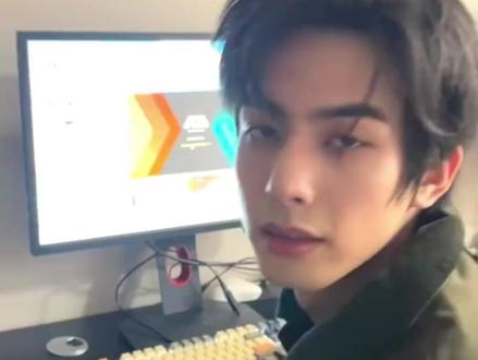 宋威龙穿玩偶服 完全反差感男友来的 #宋威龙 #追星 #真诚