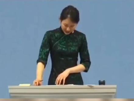 陈良玲书画拍卖:优雅的拍卖女神也是个搞笑女?
针对现场的紧急情况做出临时反应,以幽默化解尴尬 。不亏为首席拍卖官
#陈良玲 #收藏品 #古董 #书画收藏 #科普