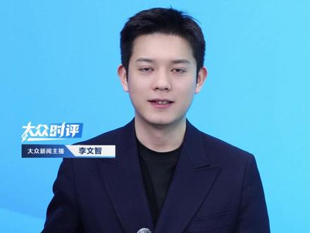 牧民骑马为堵车返乡人送泡面,泡面在风雪中冻硬。热水却一次次添上,朴素温暖,照亮了风雪归途#内蒙古 #民族团结 #温暖瞬间