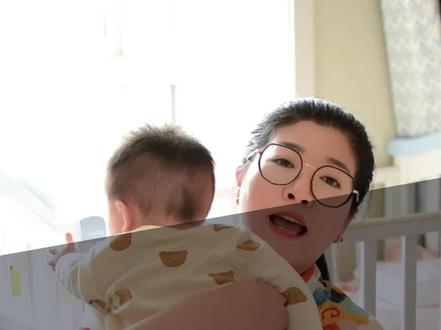 宝宝在什么时候可以站立,宝宝站立到底需不需要帮助,新手宝妈一定要知道的小知识#人类幼崽成长记 #育儿经验分享