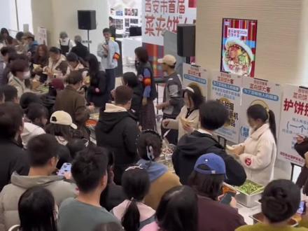 《西安菜夹馍大赛:AI 算不出这一度》如今AI太火了,火到所有人都在焦虑变化。可这场比赛让我们看到AI最缺的东西:认真做无用之事的仪式感,敢于无聊的勇气和一群人因为无厘头聚在一起的快乐。 #西安首届菜夹饼大赛 #ai趋势 #ai时代竞争力 #菜夹馍大赛