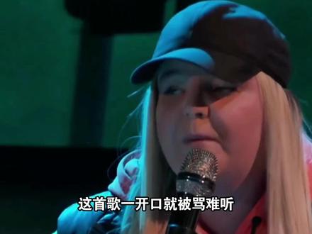 《Dance Monkey》这首歌一开口就被骂“难听”,
一边身体却不自觉地跟着摇摆 #dancemonkey #tonesandi #音乐