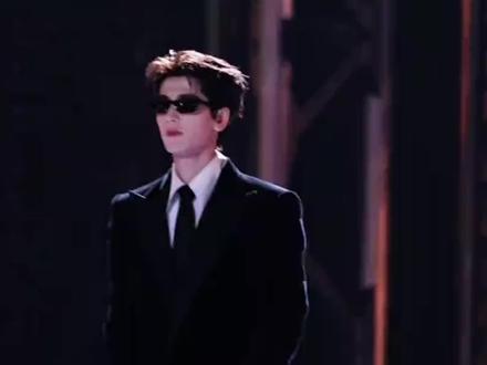 凌帝一戴墨镜,内娱穿搭圈没对手了#张凌赫请把眼镜焊在脸上 #张凌赫陌森品牌代言人 #陌森凌势而上