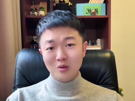 邻居乱堆杂物、乱摆鞋架?这哥们的做法绝了 网友给的方法更绝,这是我的今日份快乐啊。小人畏威不畏德,恶人还需狠人磨。#男子挂爷爷遗照劝阻邻居乱放杂物 #邻居门口放鞋柜 #邻里纠纷