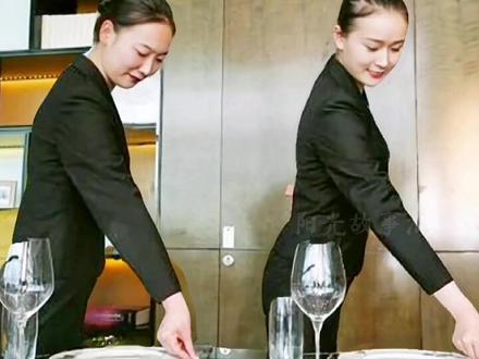 #正能量故事服务员和经理两个岗位你选哪个呢?一个叫姚碧的女孩说两个我都要!姚碧是中国最贵的金牌服务员,曾三次为国宴服务,网传年薪百万没几家酒店请得起她,同时是长沙一家五星级酒店的经理!
最贵金牌服务员!
姚碧:是个95后,大学主修酒店管理专业,毕业之后同学都去了管理岗,而她选择端盘子当服务员,一路从普通服务员做到国宴服务员
青岛峰会:青岛峰会前“姚碧”PK掉数千人,并提前来到青岛,进行了为期两个月的封闭训练,包括摆盘、形体、笔记等多达360多个项目,平均每天工作14个小时,走两万多步路!
国宴接待:国宴接待的都是国内外最重要的宾客。服务员,不仅要把控上菜时间,保证菜品口口味,还要保持仪态优雅。
严格要求,注重细节:平日里姚碧都严格要求自己,哪怕是走路的步伐都要每天在镜子前反复练习。终于在2016年杭州召开G20峰会,给了姚碧参加集训的机会。
国宴服务员有多严格:作为国宴服务员,不仅要熟练掌握英语,并且还要精通各国的餐桌礼仪,由于国宴上所接待的都是各国首脑,因此服务工作需要做到细致入微。甚至上菜时间都要严格把控!尽管姚碧还非常年轻,但她已是五星餐厅的经理,她成功的在平凡的岗位上,做出了自己的价值,现如今国内的一般宴会,已经请不动姚碧这样价格的服务员了!
三次国宴:高质量的服务让姚碧直接晋升到副经理!在平凡的职业也能出王者!是“湖南省五一劳动奖”“湖南青年岗位能手”的获得者!被誉为酒店服务业的状元!
职业没有贫富贵贱,只要肯用心,平凡职业也能证明自身价#值。堪比飞行员的国宴选拔#人物故事 #热点宝
#正能量故事