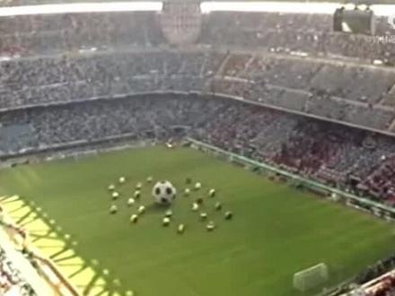 《意大利之夏》是1990年世界杯足球赛主题曲,Giorgio Moroder、Gianna Nannini演唱,乔吉奥·莫罗德尔作曲。这首歌有数个版本,英语版本名称为:《To Be Number One》。原唱录音版较舒缓传统;现场演唱版则加入更多摇滚节奏;因为作曲的是意大利电子乐大师莫罗德尔,也有过节奏强劲的混音版。两位原唱者都是意大利最著名的流行乐大师,并且此歌词也是两人合作写成的。超级球迷香港天王谭咏麟也曾将此歌改成粤语版本的“理想与和平”。
英文版本则叫“力争第一”ToBeNumberOne,是由一男二女三人乐队The"GiorgioMoroder"Project所演唱,乐队成员包括来自波士顿的主唱JoeMilner,来自纽约的伴唱歌手MollyRuffalo和来自旧金山的另一位伴唱歌手PaulaNichols。
“意大利之夏”或许是最成功的世界杯主题曲,至今仍被资深球迷和歌迷所津津乐道。这是首悠扬动听,又振奋人心的歌曲,意大利人将亚平宁半岛上的海风和足球王国对足球运动的理解糅合成迷人的音乐。