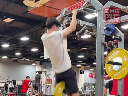 潘展乐训练日常 负重30kg引体向上无压力 世界冠军的手臂力量!负重30kg引体向上无压力!“小孩哥”潘展乐训练日常 #奥运我登场 #奥运最前言 #巴黎奥运会#潘展乐
