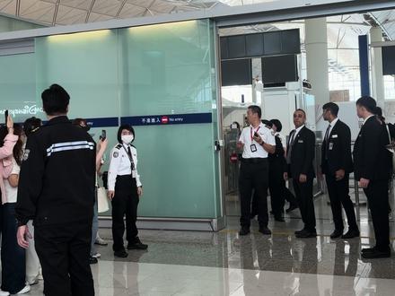 云旗,郝熠然回成都了#接机现场 #机场粉丝互动