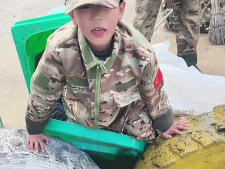 #搞笑视频 这个小不点太搞笑了,扔和垃圾他还歪进垃圾桶了