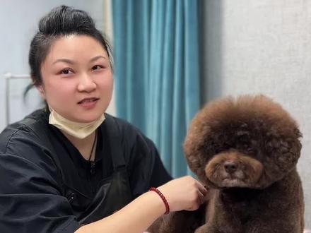 90%的人都梳错了!难怪狗狗毛发打结🤯
🐶你是不是也遇到过这种情况:在家给狗梳毛,越梳越打结?
其实是因为你只梳到了表面!就像只给头发做表面功夫,底层早就打结了💢
✅正确梳毛方法学起来!
你家狗狗喜欢梳毛吗?评论区告诉我吧👇
#狗狗护理 #宠物美容 #养宠知识 #铲屎官必备