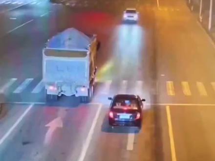 行驶中被酒驾的开车撞了如何正确处理 行驶中被酒驾的开车撞了如何正确处理#酒驾#新手司机#每天一个汽车知识