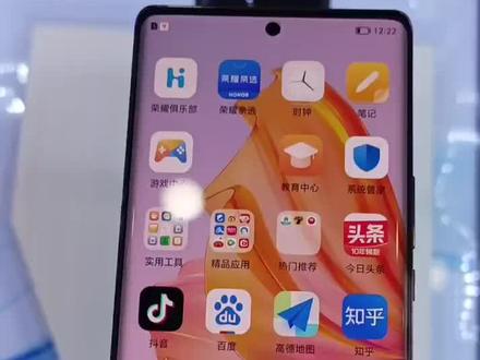通话自动录音关闭,第一步打开拨号键盘,点右上角的三点,设置,通话录音功能关闭就可以了。