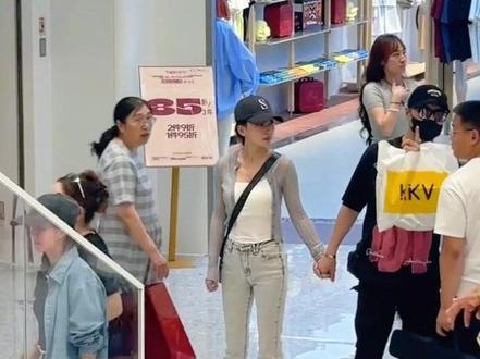 汪峰晒出和女友林北合照,否认与宁静绯闻!#汪峰 #森林北#汪峰宁静 #上热搜