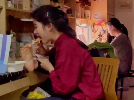 当晚上快熄灯时陈闲悄悄把脚伸到桌子上,以为没人注意..准备一边复习期中考一边....#宿舍