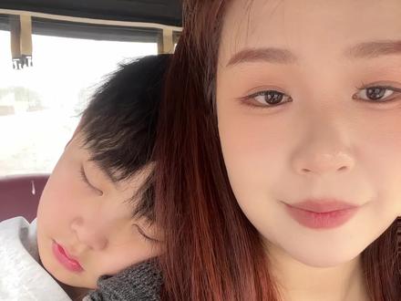 婆婆带我们吃喜饭 邻居家生宝宝了 看到别人生孩子家里人也催我生二胎了。 #记录真实生活 #一家人 #吃席
