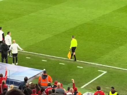 本菲卡25号疑似说:维尼修斯是猴子🐒 引发种族歧视! 两队发生冲突 皇马短暂罢赛 #皇马vs本菲卡
#维尼修斯 #种族歧视 #dou足球季