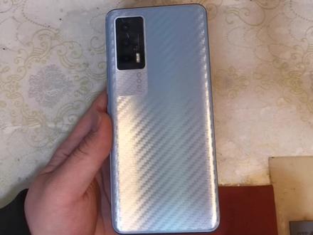 #抖音记录修理工的日常 #iqooneo5 #手机更换屏幕 #专业的事交给专业的人 #手机维修换屏今天给大家更新一期iqooneo5更换屏幕总成的教程,这个型号也是屏幕非常容易开胶,当你的手机开胶的时候呢,一定要及时的就近找手机维修店粘一下屏,不要自己瞎鼓捣,这就是自己粘屏,然后自己又给按坏了, 一开始出竖线,后来直接漏液.