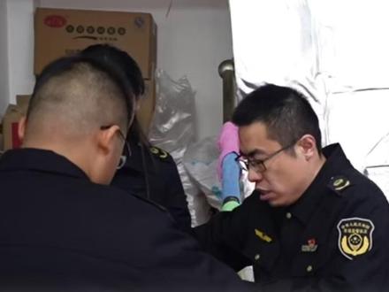 麻辣拌界有个“史铁生”⑩火了以后当地迅速响应,帮忙发号,为其更换大招牌,还帮忙整理规范厨房#媒体精选计划 #天津 #麻辣拌 #史铁生