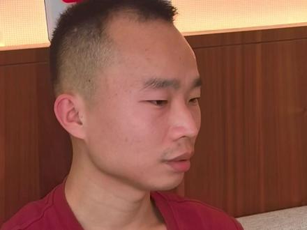 不到1岁走失,时隔30年,湖南小伙何志军终于踏上回生身父母家的认亲路。3月11日,湖南新化,何志军接受采访时说,他是奶奶(养家爷爷的姐姐)养大的,自己20岁时奶奶病重,“我把人生中第一束花送给了她”#媒体精选计划 #寻亲 @抖音小助手 @DOU+小助手