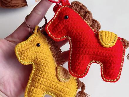 钩织教程‖小马挂件,马上有钱
线材@雪妃尔毛线 萌娃娃2号
色号23秋黄,29大红,63浅棕,66浅咖
钩针2.0
图解来源@小师妹手作
#钩织马#钩织教程 #手工作品 #玩毛线 #本命年礼物