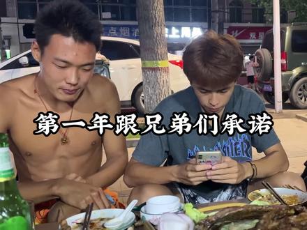 《崔碧松复读的2年》一个用倔强对抗命运的体育生。大家认识他是因为他打工赚训练费开始。他跟其他复读生可能不太一样,对于家庭条件好的,复读是一件轻而易举的事情,但对他来说很难。父母觉得上学没用,希望他能打工赚钱,补贴家用。
穿的训练装备,除了俱乐部赞助之外,很多衣服鞋都是俱乐部队员走后,不要了他捡回来的。我不是没有能力给他一个好的生活,但我明白温室里长不出擎天树,没有一夜长大的树,也没有一步通天的路。我能帮他一时帮不了一世,踏踏实实一步一个脚印,总有出头之日。
之所以看好崔碧松是因为他为了梦想的执着,是穷且益坚的傲气,是告诉全世界:我的终点,从来不在别人的起点。
希望他高考加油,一切顺利!#立姣训练基地 #体育生