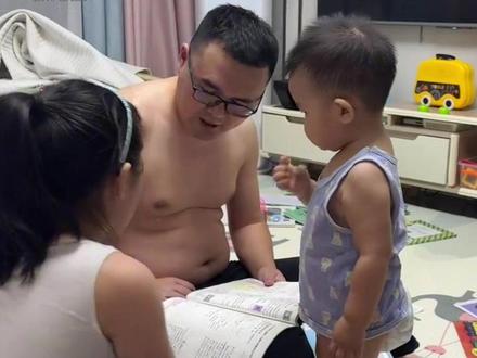 爸爸给女儿辅导作业,弟弟凑热闹。起初还以为是安慰姐姐,知识知识!快进我姐姐脑子里!网友:一个是讲做法 一个是纯做法@大六六呀