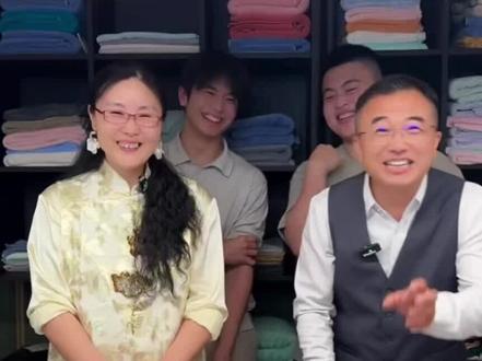 王桂鹏头顶一块布全球你最富 #音乐灵感推荐 #520 #今日幸福 #幸福一家人 #好开心 今天毛毛雨毛巾老板王桂鹏带着一家人在直播看的老开心了,老板称呼老板娘为当家滴,老板娘称呼老板为掌柜的,大毛和二毛就一直傻笑,可开心了,两儿子又帅气有贴心,妈妈紧张两儿子会牵着妈妈的手鼓励还给扇扇子,王桂鹏你真是头顶一块布全球你最富,这么好的老婆给你有生这么好的两个好大儿
