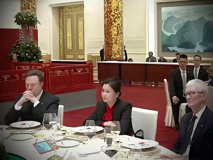 坐在库克和马斯克中间的C位,这个中国女人,凭什么?#周群飞 #蓝思科技 #马斯克 #零距离看懂财经#燃起来了大国重器