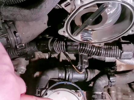 粉丝奥迪2.0TBpJ发动机刹车真空泵渗油,无需更换昂贵总成,小技巧,小配件解决大问题!