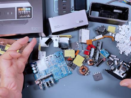 酷态科30Ultra内部全曝光,紫铜+氮化镓硬核堆料 酷态科30Ultra,这台号称 300W 桌面级超级充电站的家伙,七天测试的成绩已经让我们刮目相看,但真正决定它实力的,不是包装上的数字,而是藏在外壳之下的那一套电路与用料。
桌面多设备高功率并联的解决方案。但这样的产品,要做到长时间稳定输出、协议兼容全面、纹波控制优秀,光靠规格表可不够看。工程师到底在里面塞了什么?散热、架构、功率器件、滤波策略……每一个细节都可能决定它是“真硬核”还是“纸老虎”。它的电路设计能否配得上“发烧级”三个字。是实打实的实力派,还是外强中干的花架子?看完你心里自然有答案。
喜欢咱们这种硬核测拆视频内容的,记得一键三连点赞关注投币走起来,你们的支持就是咱们更新的动力!!#酷态科 #桌面充电站 #氮化镓快充 #拆解测评 #电子电路