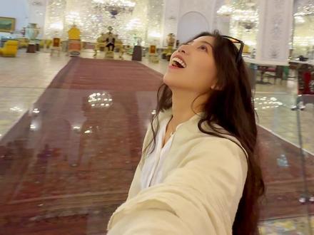 痛心:战争中炸损的伊朗世界文化遗产——古勒斯坦宫 最近的新闻看的我心口发堵
看到伊朗的古勒斯坦宫在3月2号的空袭中炸毁,更是痛心
2025年6月,我从阿富汗入境伊朗,第一站就是首都德黑兰,
到了德黑兰,换好钱,找到民宿,安顿好自己,
那时的我,心中只有一个念头:我要去古勒斯坦宫。
还记得那是6月5号,当我真正走进那座宫殿群时,一直不停的哇~
门外是德黑兰现代都市的车水马龙,门内却是卡扎尔王朝遗落的梦境。
真的太震撼了!!!
我的眼睛真的看不过来,繁复的雕花和精美的彩绘镶嵌在一起,阳光透过镂空的雕花窗棂洒进来,被这些镜面切割、折射,整个大殿仿佛漂浮在由光点组成的星河里。那不是金碧辉煌,而是一种流光溢彩的、梦幻般的璀璨。
每一个房间都可以看很久,那些细密的笔触,勾勒出的不仅是宫廷的繁华,更是这个民族对美学的极致追求
真的很幸运我能亲眼看到那样的美,在那个瞬间,我觉得自己触摸到了波斯文明的灵魂。然而不幸的是,这份穿越了百年的流光溢彩,终究未能逃离现代硝烟的吞噬。
看到3月2号的新闻,那些我凝视过的镜子,那些我仰望过的穹顶,如今恐怕只剩残垣断壁,取代了曾经的璀璨。这不仅仅是伊朗的损失。当硝烟漫过大地,当导弹击碎文明,这伤口,刻在了全人类的心上。
但很多人还没来得及知道她的名字,还没来得及看到她的美,
她就已经成为了历史书上的一个词条,一段只能通过影像回忆的旧梦。
这组视频,拍摄于那个平静的夏天。
如今再看,每一帧都是绝唱。
视频拍摄于2025年6月5号
#愿世界和平 #永无战争