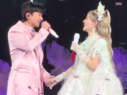 谢娜成都演唱会第二场,嘉宾张杰演唱《明天过后》,娜姐你的演技还需要精进啊😂
#谢娜成都演唱会 #明天过后 #真夫妻就是好磕