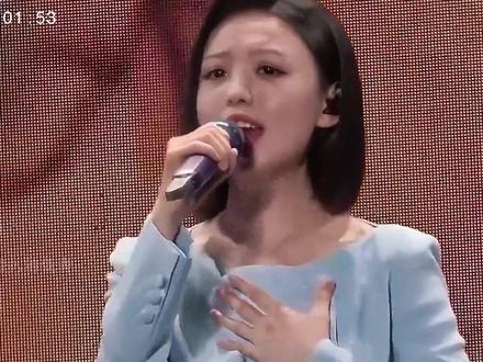 徐子尧永州群星演唱会,一次比一次猛,比岳阳更“炸裂” 徐子尧在永州群星演唱会上的表现令人惊叹,她一人带票2万张,号召力极强。演唱会上,她演唱了多首经典歌曲,声音干净温柔,全场跟唱,气氛热烈。这场演唱会将她的事业推向了新的高度。#徐子尧