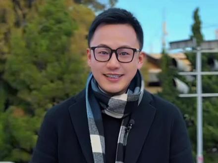 除夕是什么,是辞旧迎新的时间交界点,是除去烦恼,迎接希望,愿您岁岁常欢愉,年年皆胜意,所求皆如愿,所行化坦途。过年好!#除夕#过年#春节#情感#祝福