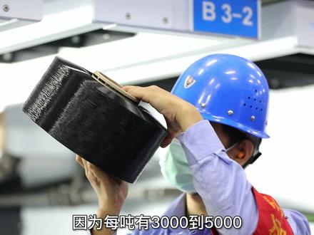【新春走基层】新年伊始,平顶山尼龙新材料产业集聚区的各个企业一派繁忙,科研人员、产业工人们都在为实现新年开门红贡献着力量。
在中国平煤神马集团帘子布发展有限公司尼龙纤维全流程重点实验室,研发工程师对新研发出来的高强高模工业丝进行捻线工艺验证试验。该产品通过工艺验证后,将投入工业化生产,产品相对普通的工业丝,模量提高50%以上,在拉力的作用下更不易变形,适用于新型轮胎。通过科技创新,公司开发的原液着色纤维及超细旦丝已实现产业化,将为企业带来新的利润增长。(记者:李刚 介国强 邓稼轩)