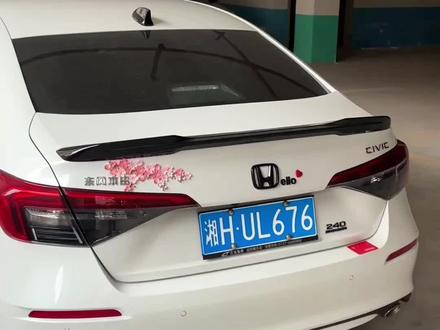 今天教大家如何用后备箱弹簧把我们的后备箱变成自动上翘的。首先拿出一根弹簧,一头挂在后备箱支架上,另一头挂在车架上,这边有个孔可以调节长度,然后同样方法安装第二根。安装好了,我们来看一下效果,现在后备箱就是自动上翘的了,再也不用担心东西不好拿了。#汽车好物推荐 #后备箱弹簧 #用车技巧
