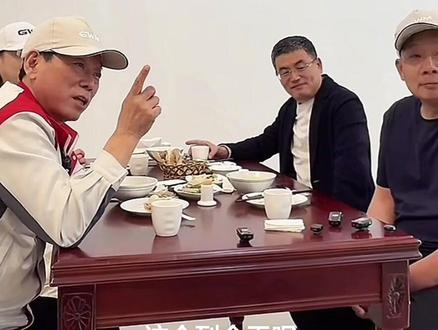 #魏建军#于东来#长城汽车#胖东来#保定驴肉火烧,隔空对话奔现并一起吃起了保定很著名的驴肉火烧。